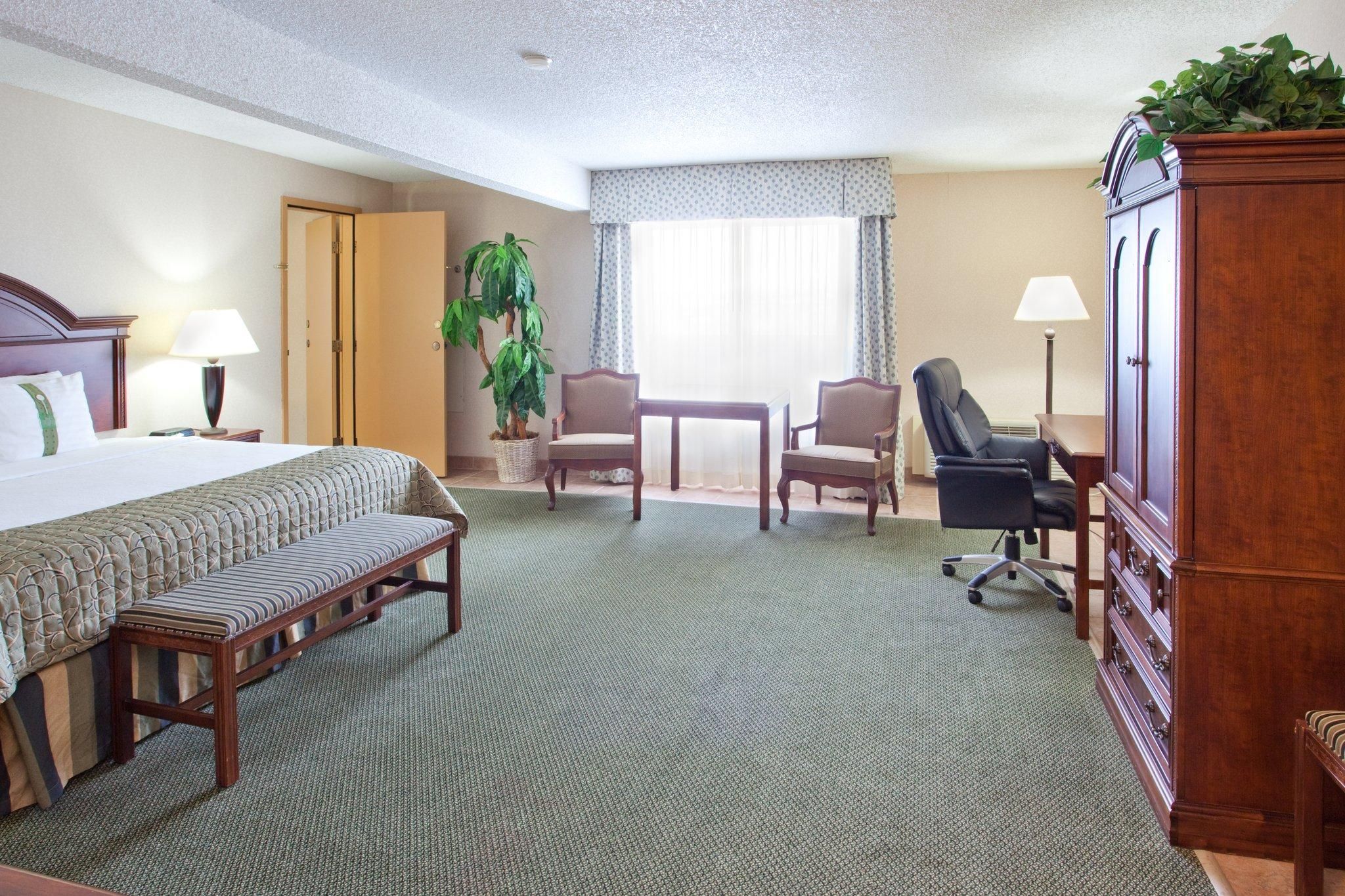 1 King Bed Suite Addl Living Area