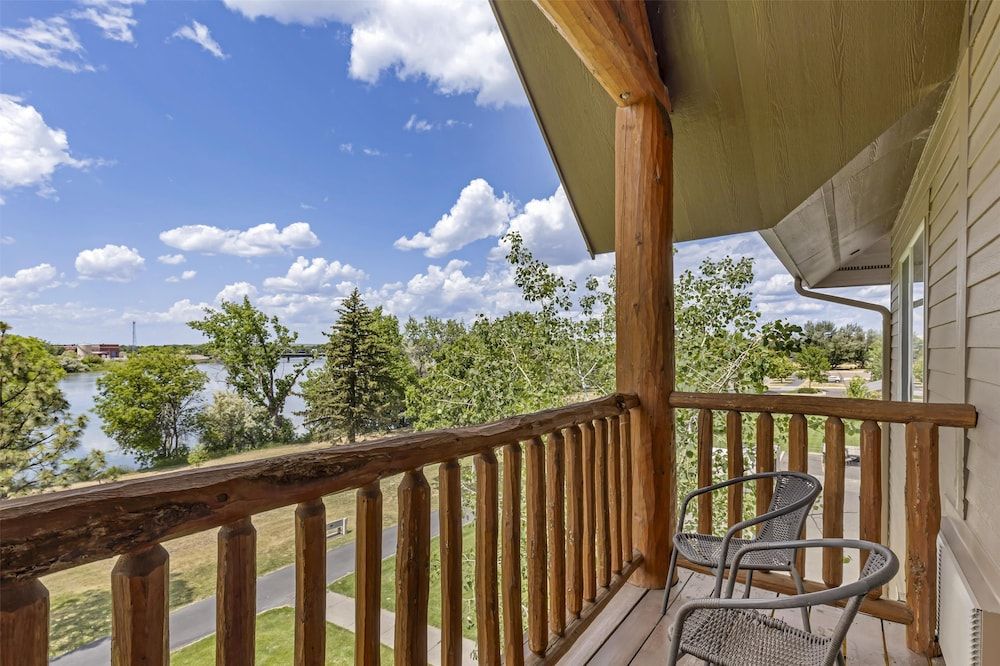 Best Western Plus Riverfront Hotel & Suites Standard Room, 1 King Bed, Jetted Tub, River View 4