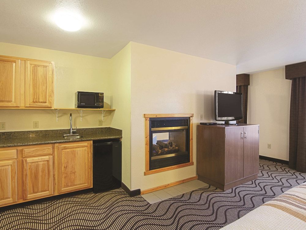 Best Western Plus Riverfront Hotel & Suites Standard Room, 1 King Bed, Jetted Tub, River View 7