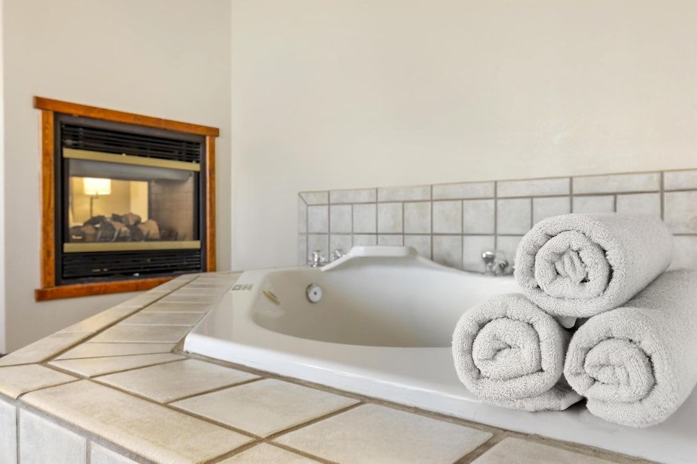 Best Western Plus Riverfront Hotel & Suites Standard Room, 1 King Bed, Non Smoking, Jetted Tub 4