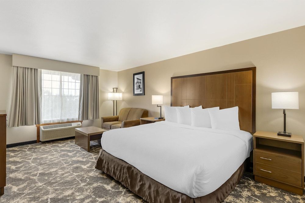 Best Western Plus Riverfront Hotel & Suites Standard Room, 1 King Bed, Non Smoking, Jetted Tub 5