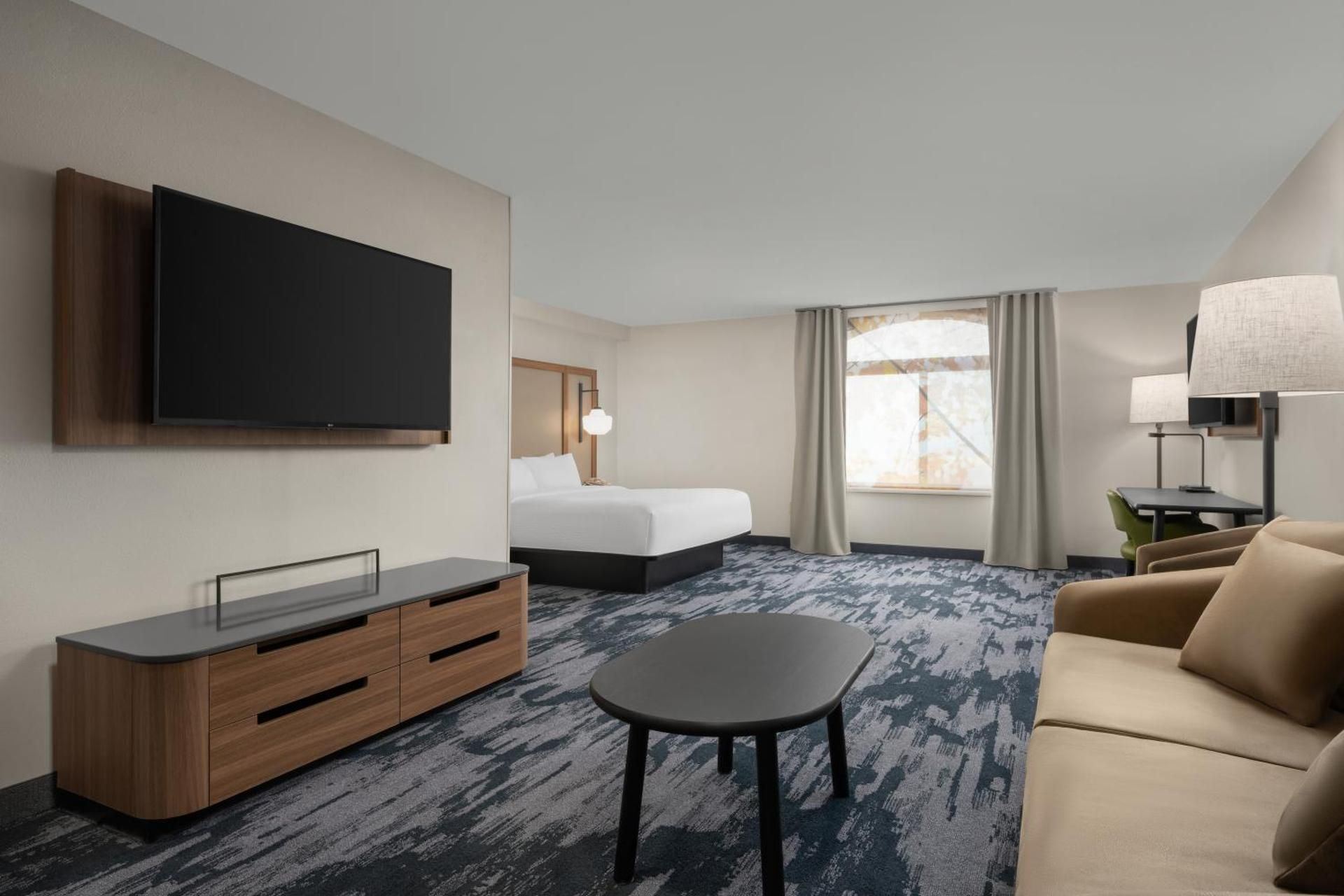 1 Bedroom Suite, 1 King, Sofa bed, Mountain view