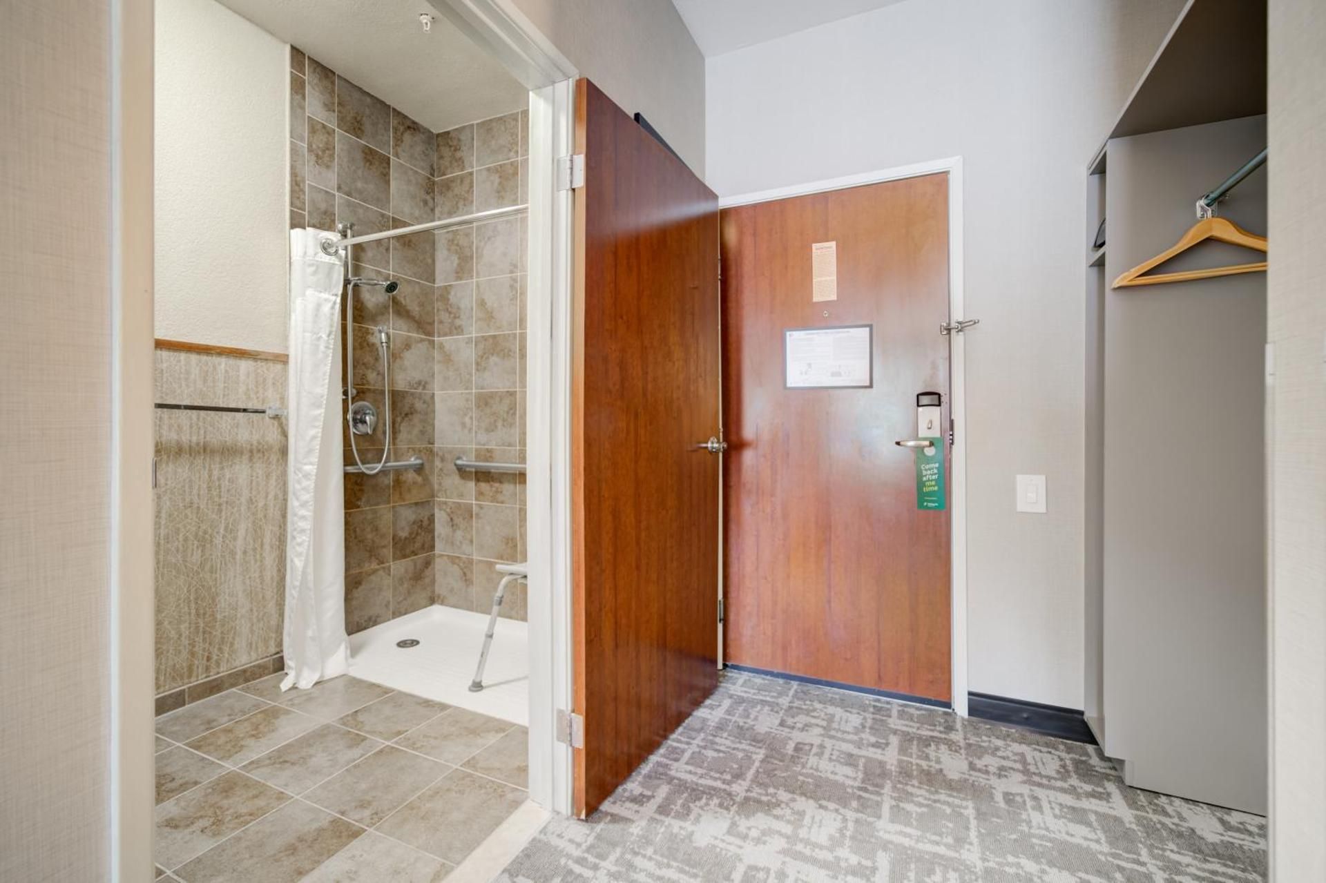 2 Queen Standard Mobility Accessible Tub