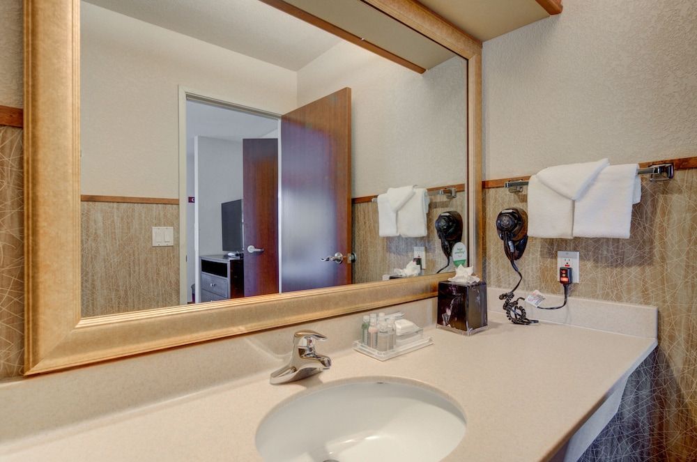 Holiday Inn West Yellowstone by IHG. Suite, Multiple Beds 10