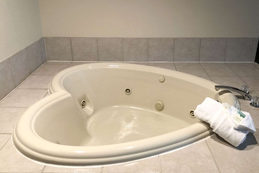 Suite, 1 King Bed, Heart-Shaped Whirlpool