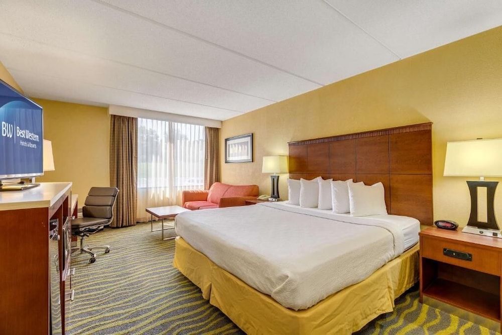 Business Room, 1 King Bed with Sofa bed, Non Smoking, Refrigerator & Microwave (with Sofabed)