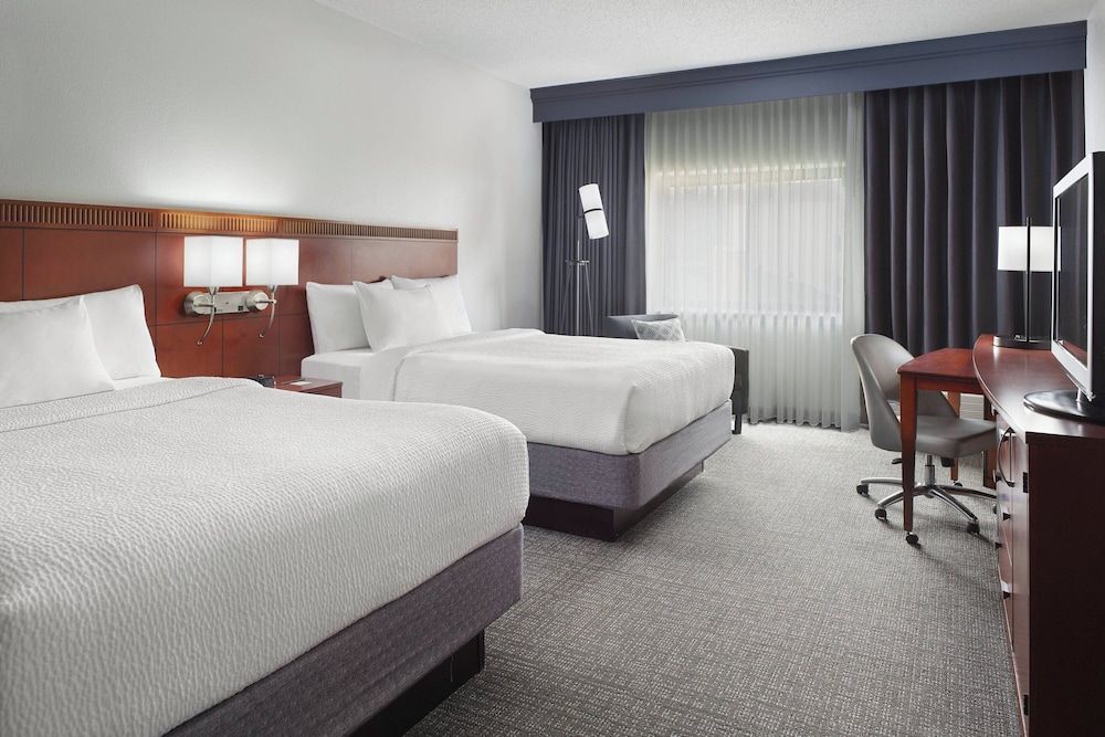 Room, 2 Queen Beds (Mobility/Hearing Access, Roll-In Shwr)