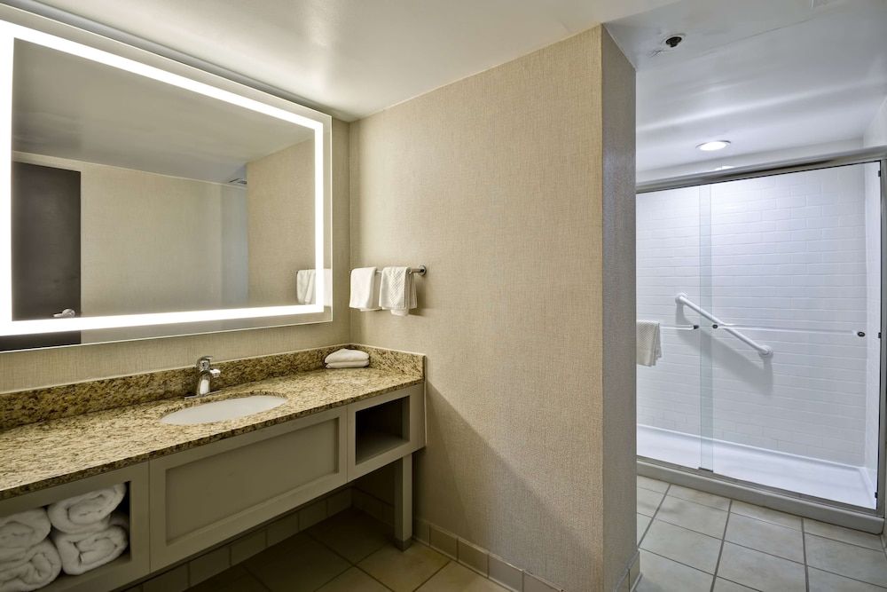 King, Premium Suite, 1 King Bed, Non Smoking, Corner