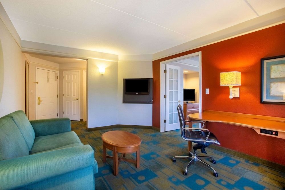 Deluxe Suite, 1 King Bed, Non Smoking (Deluxe Executive Suite)