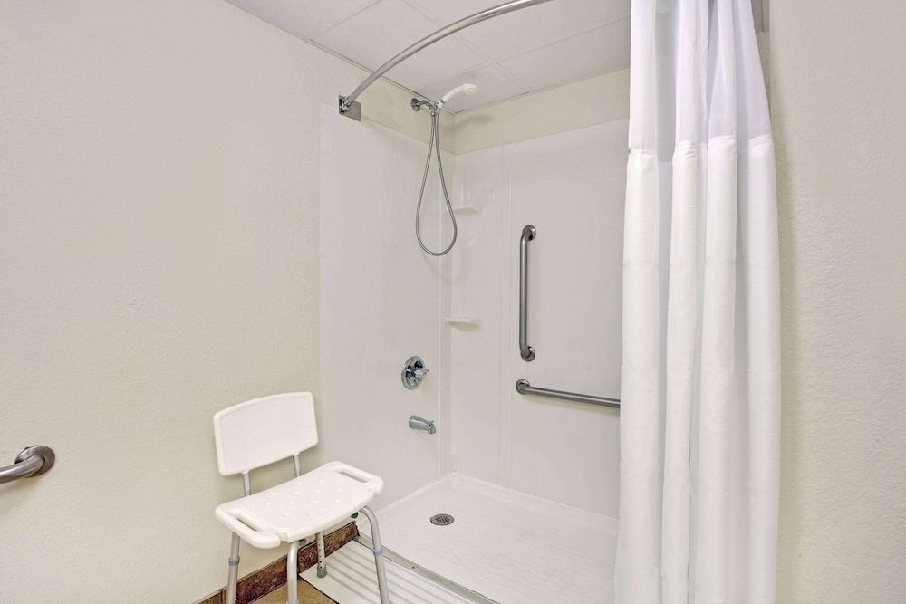 Room, 1 Double Bed, Accessible, Non Smoking (Roll-In Shower)
