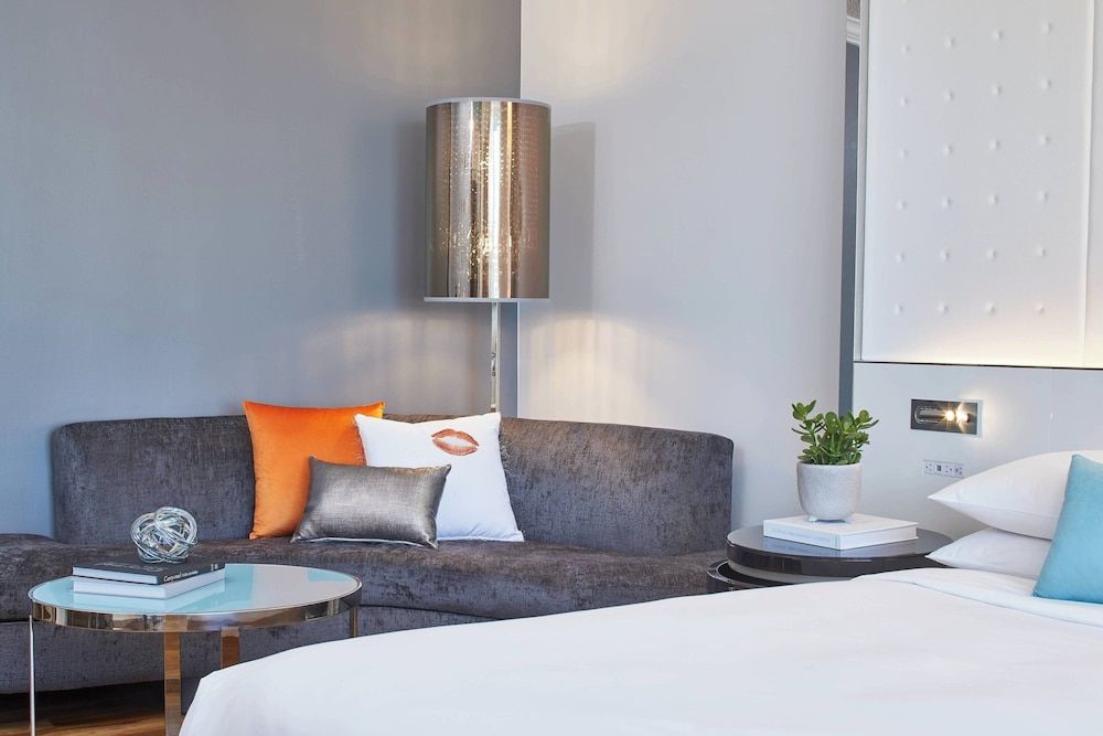 Club Room, 1 King Bed (Mobility/Hearing Access, Roll-in Shwr)