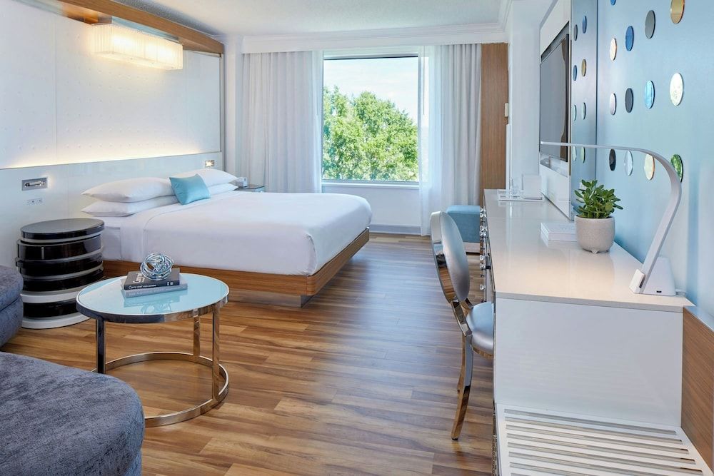 Club Room, 1 King Bed (Mobility/Hearing Access, Roll-in Shwr)