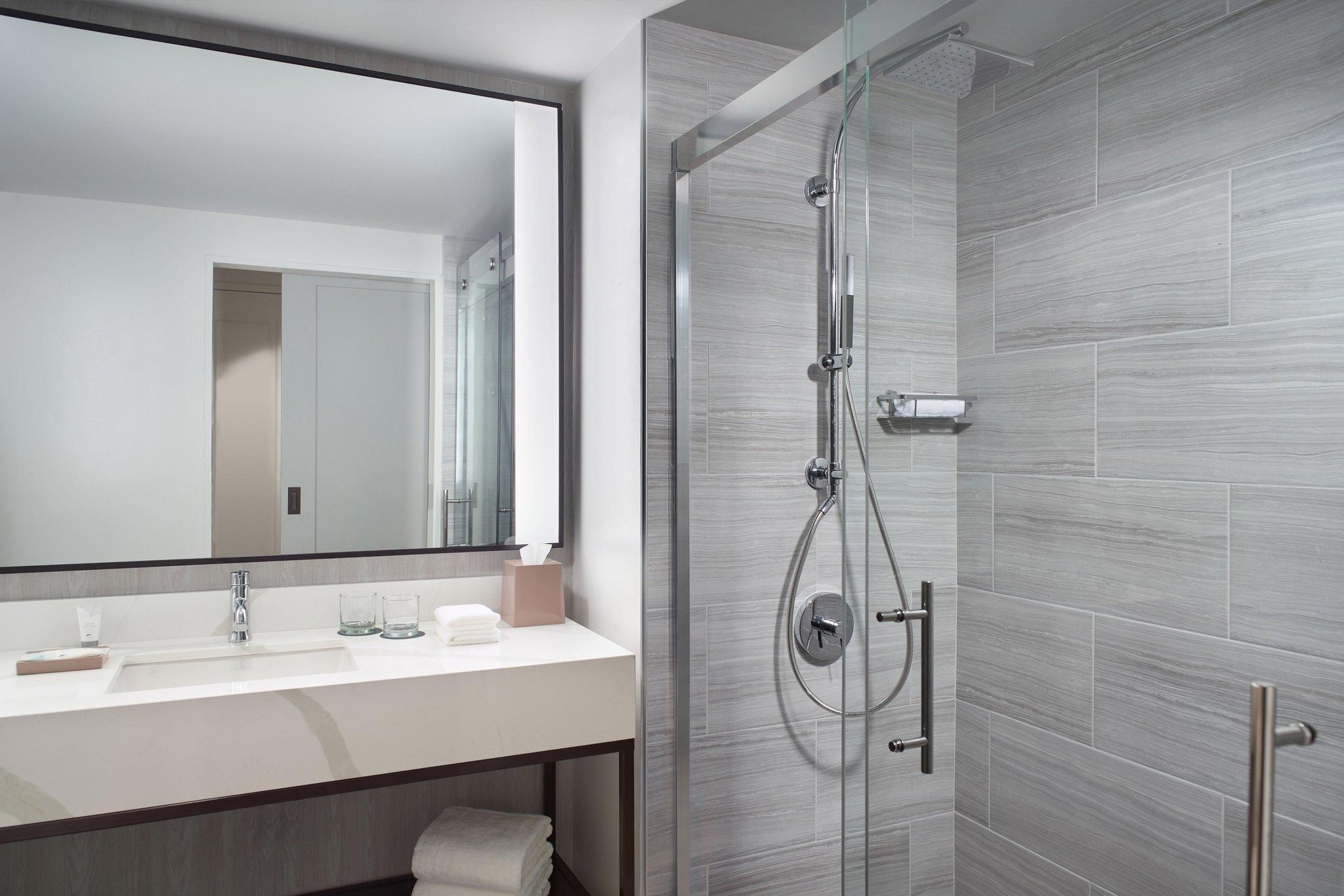 Club lounge access, Deluxe Guest room, 1 King, High floor