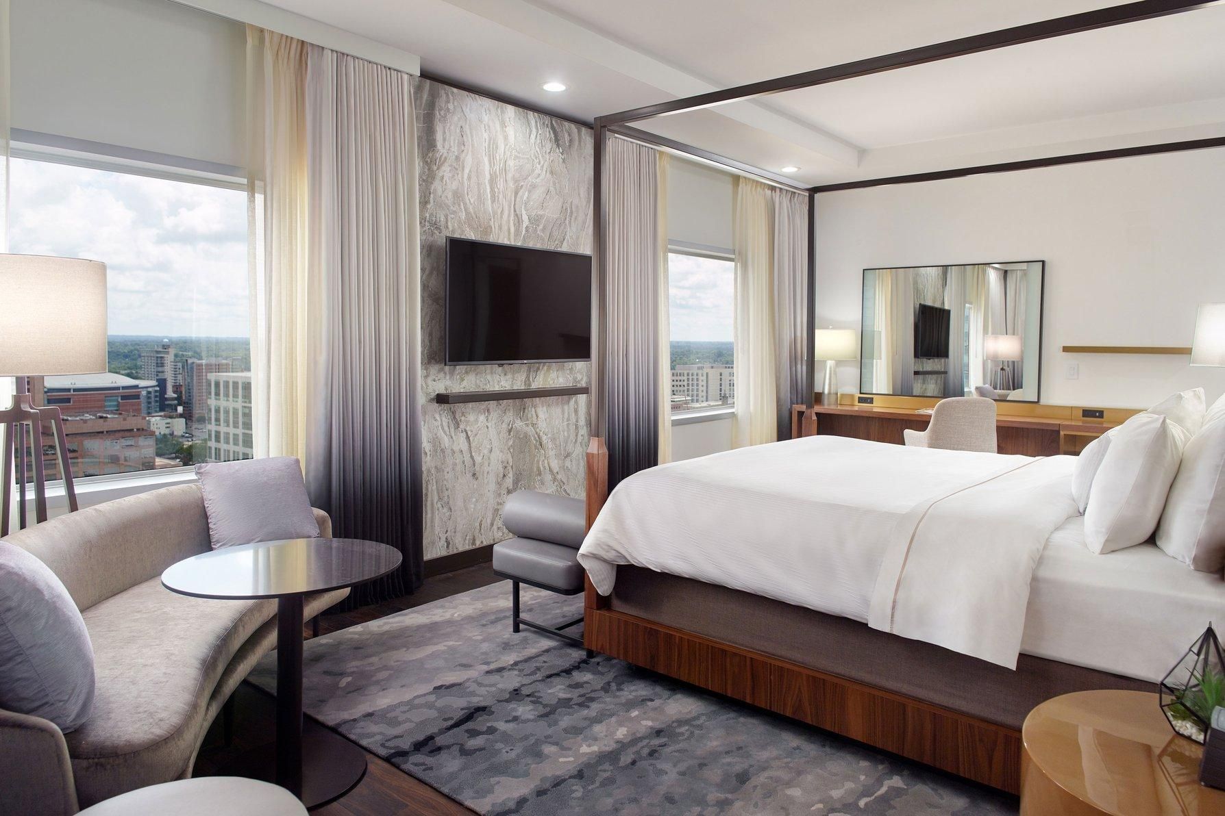Parlor, 1 King, City view, Corner room, High floor