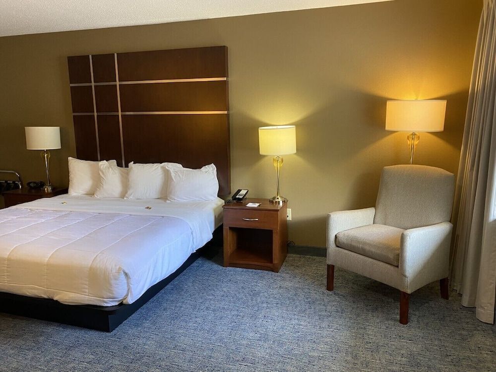 Cherokee Grand Hotel Premier Room, 1 King Bed 3