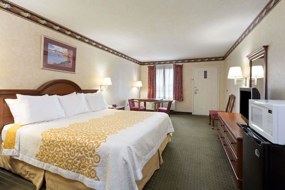 Standard Room, 1 King Bed, Smoking