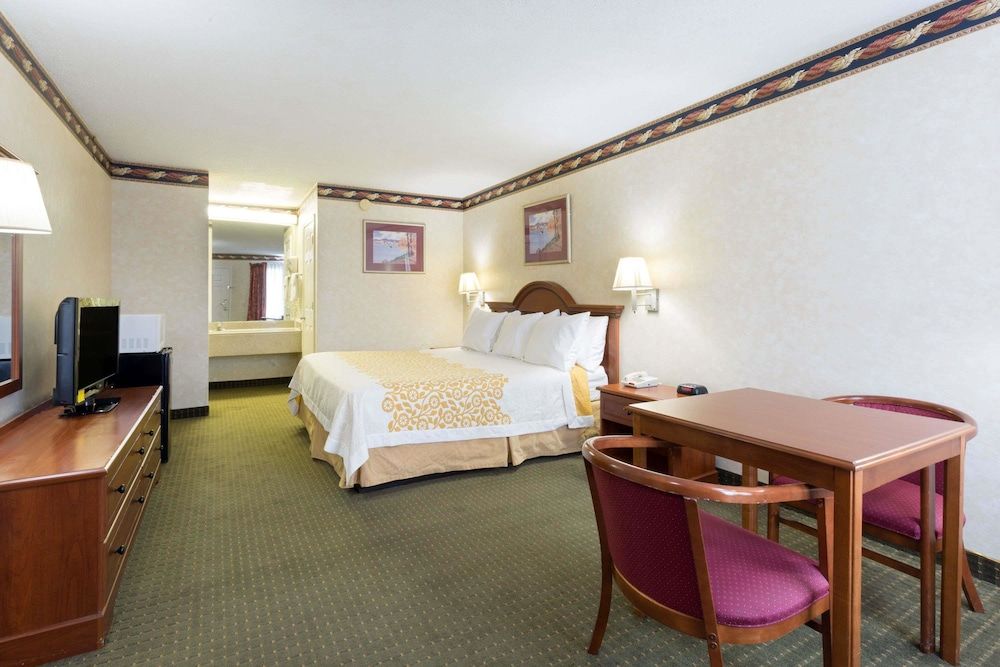 Room, 1 King Bed, Accessible, Smoking