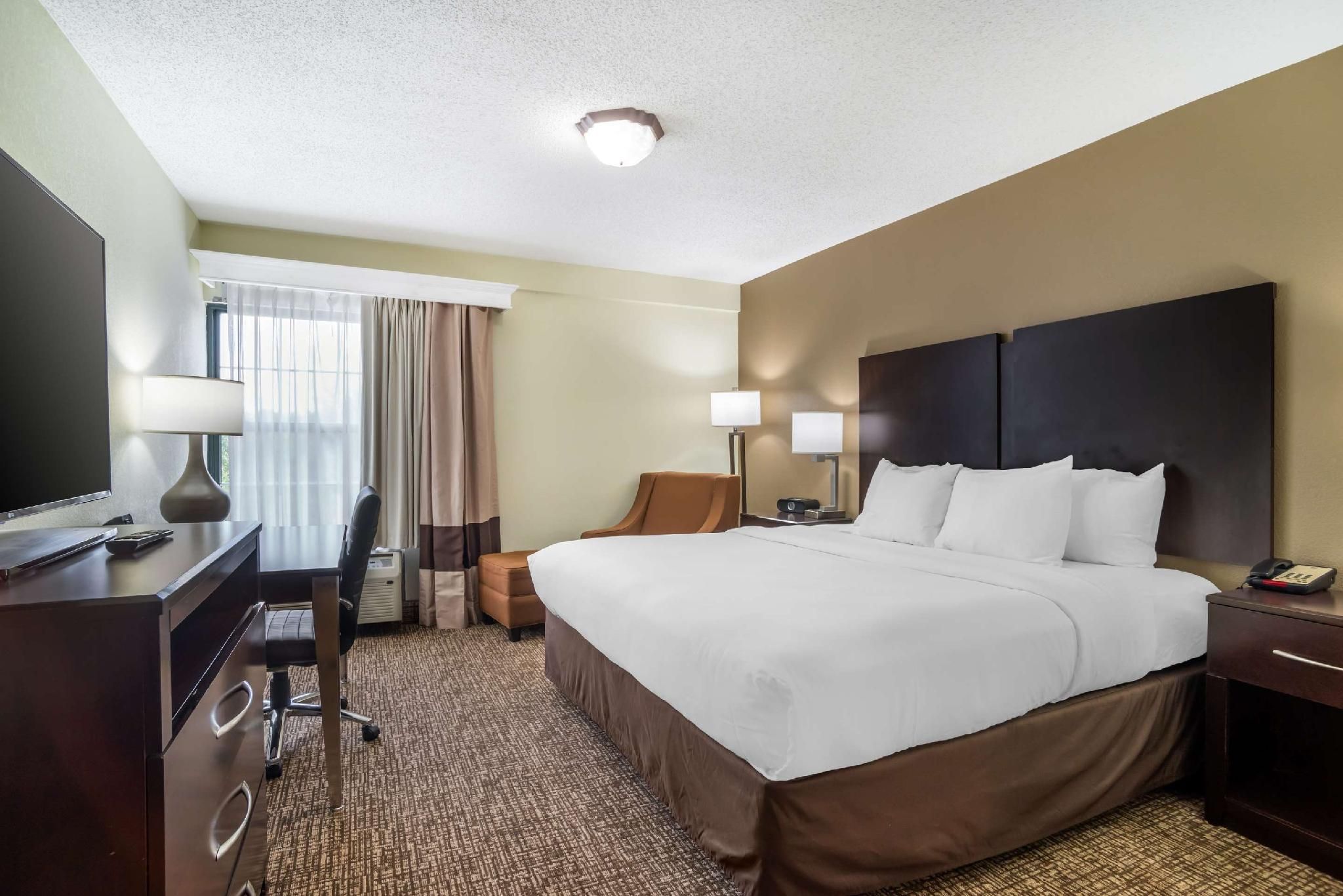 1 King Bed, 2 Queen Beds, Suite, Nonsmoking