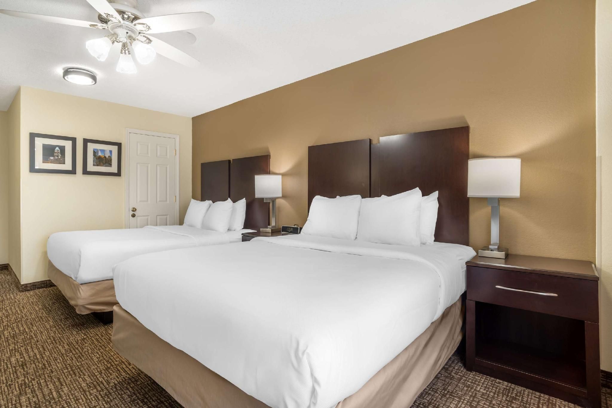 1 King Bed, 2 Queen Beds, Suite, Nonsmoking