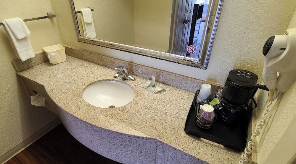 Red Roof Inn & Suites Cornelius – Lake Norman Suite, 1 King Bed, Non Smoking 2