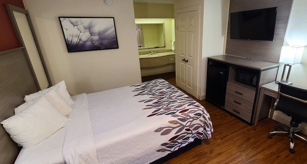 Red Roof Inn & Suites Cornelius – Lake Norman Deluxe Room, 1 Queen Bed, Non Smoking