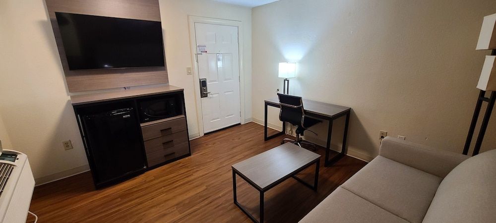 Red Roof Inn & Suites Cornelius – Lake Norman Suite, 1 King Bed, Non Smoking 6