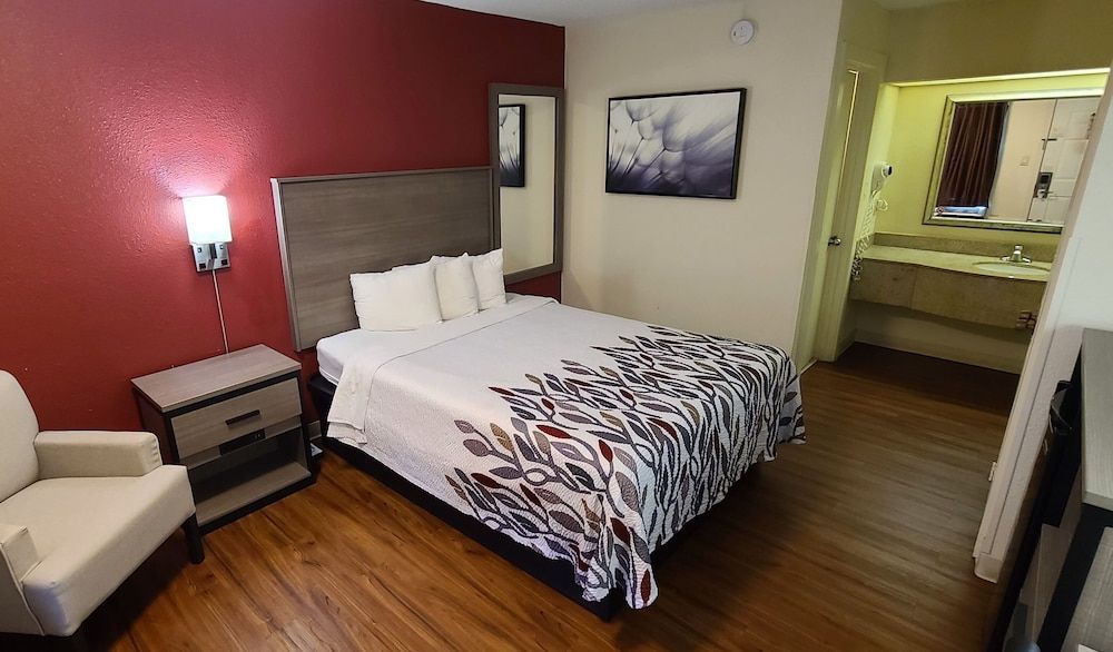 Red Roof Inn & Suites Cornelius – Lake Norman Deluxe Room, 1 Queen Bed, Non Smoking 2