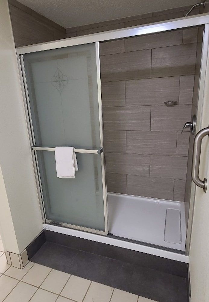 Red Roof Inn & Suites Cornelius – Lake Norman Suite, 1 King Bed, Non Smoking 3