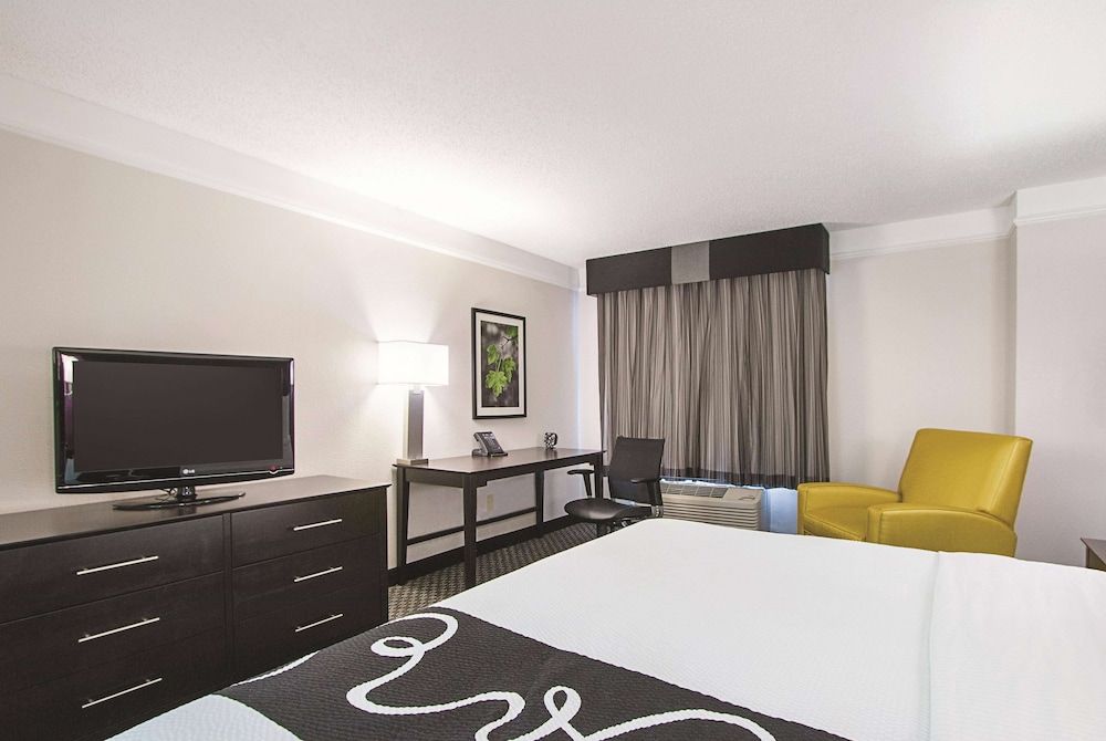 undefined La Quinta Inn & Suites by Wyndham Univ Area Chapel Hill 2