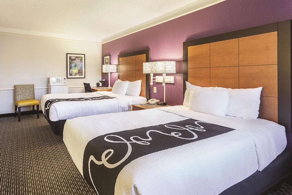 La Quinta Inn & Suites by Wyndham Univ Area Chapel Hill Room, 2 Double Beds, Non Smoking 4