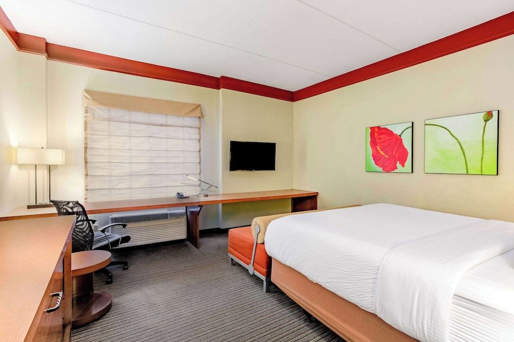 La Quinta Inn & Suites by Wyndham Raleigh/Durham Southpoint Deluxe Room, 1 King Bed, Non Smoking 2