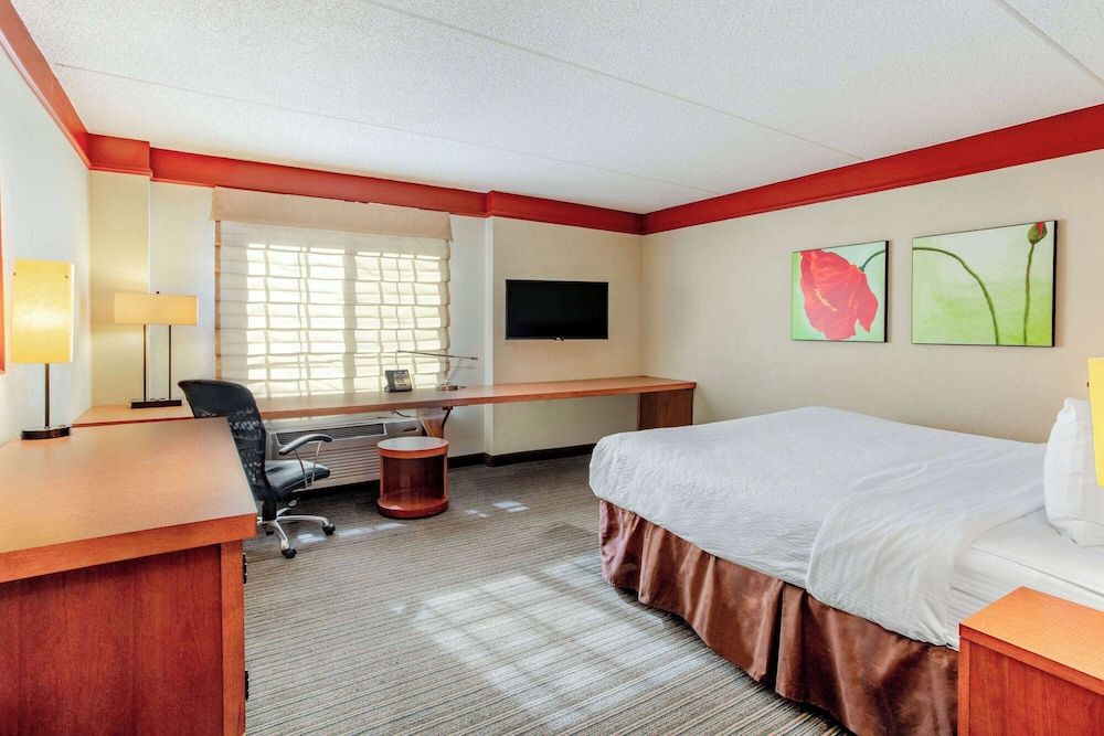 Room, 1 King Bed, Accessible, Non Smoking (Mobility/Hearing Impaired Accessible)