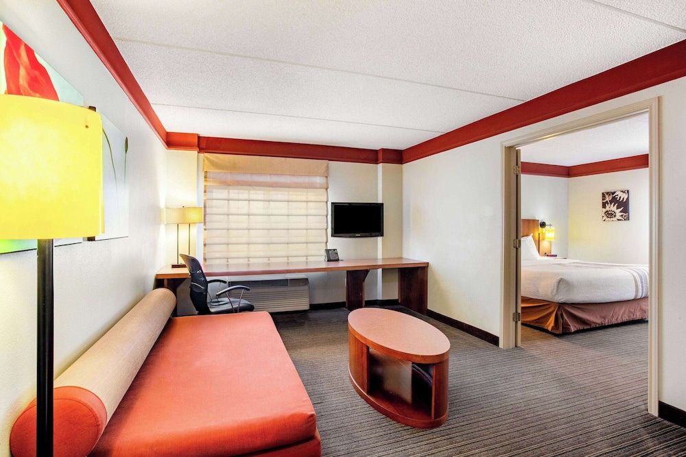 undefined La Quinta Inn & Suites by Wyndham Raleigh/Durham Southpoint 2