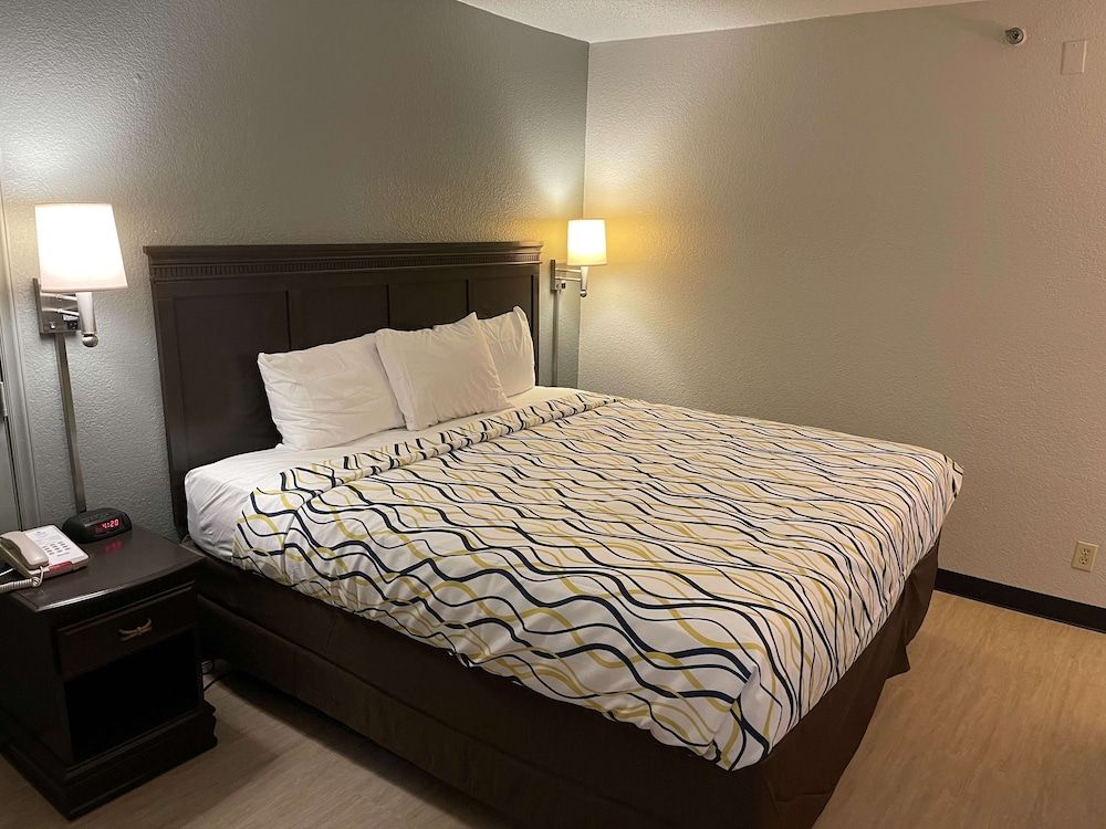 SureStay Plus Hotel by Best Western Durham Medical Center Standard Room, 1 King Bed, Accessible, Refrigerator & Microwave 8
