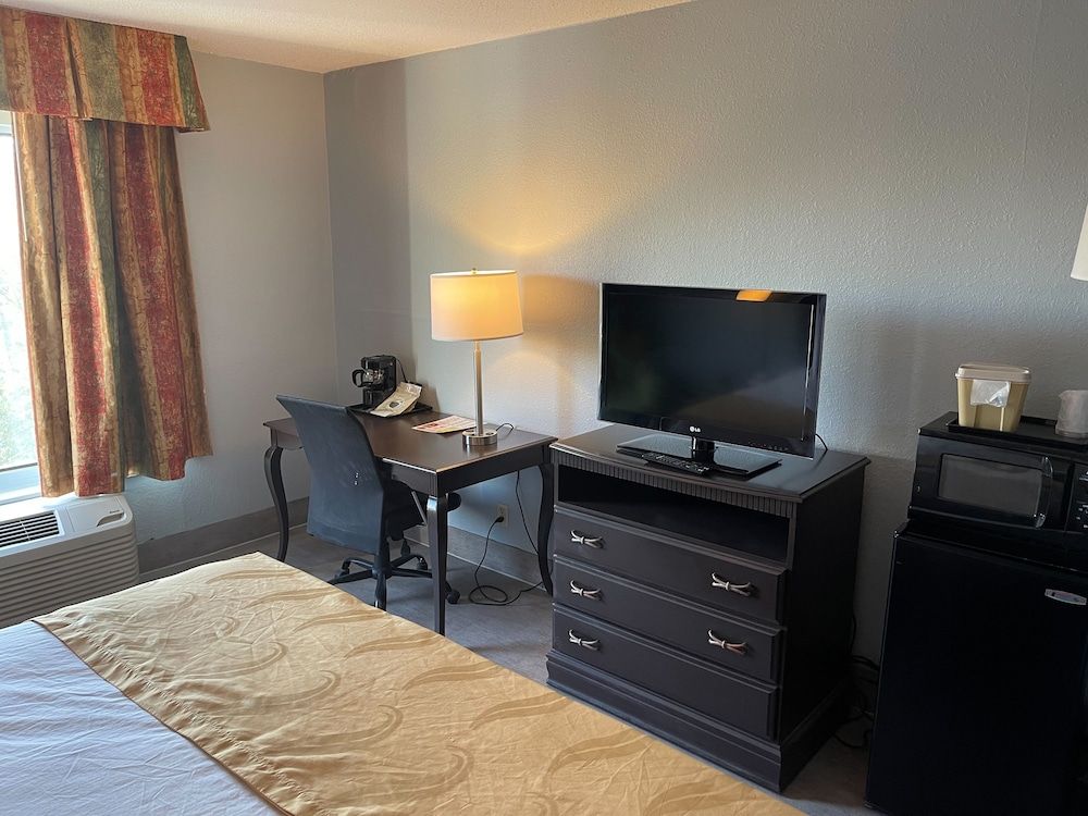 SureStay Plus Hotel by Best Western Durham Medical Center Standard Room, 1 King Bed, Accessible, Refrigerator & Microwave 12