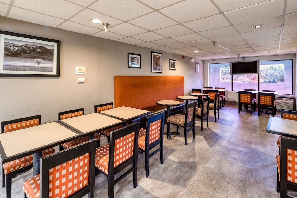 undefined SureStay Plus Hotel by Best Western Durham Medical Center 9