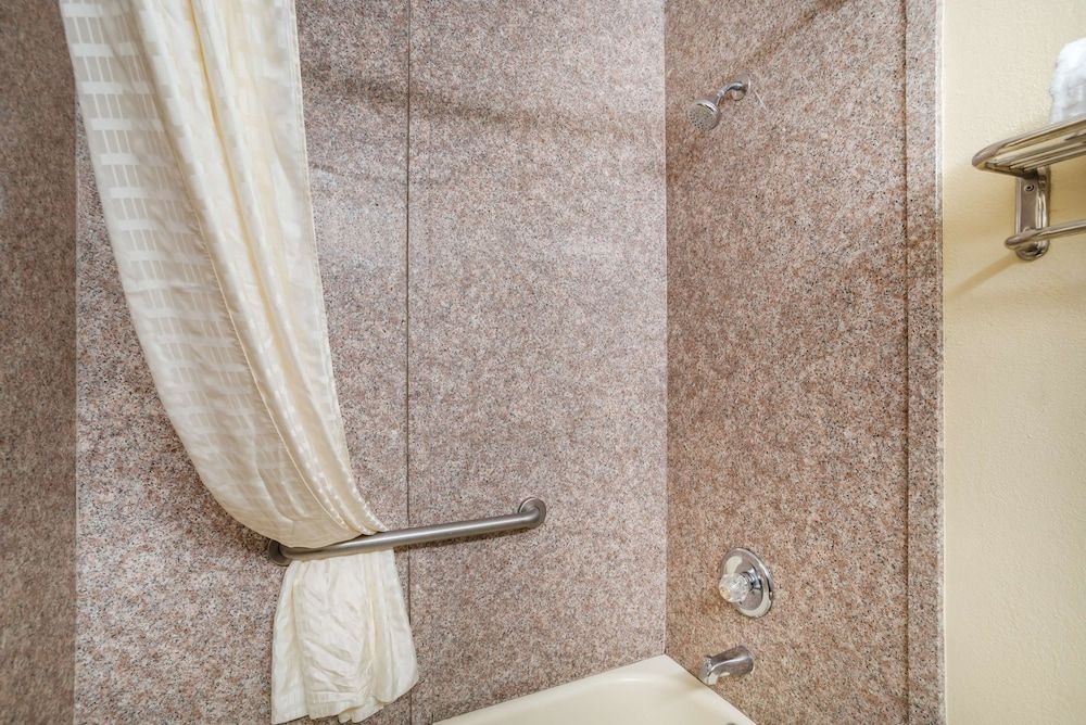 Best Western Gastonia Standard Room, 1 King Bed, Non Smoking, Refrigerator & Microwave 6