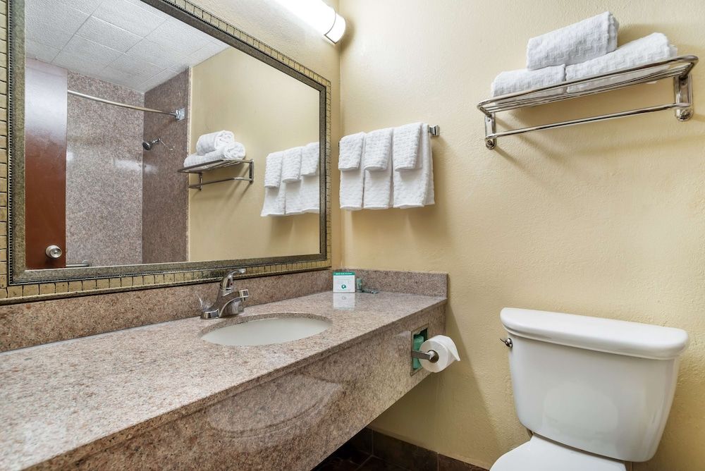 Best Western Gastonia Standard Room, 2 Queen Beds, Non Smoking, Refrigerator & Microwave 5