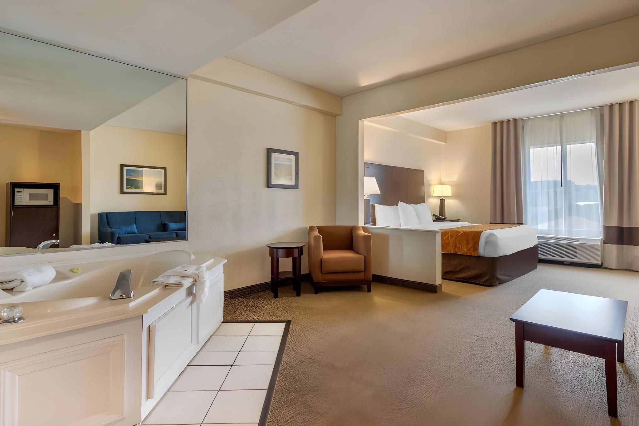 1 King Bed, Suite, Nonsmoking