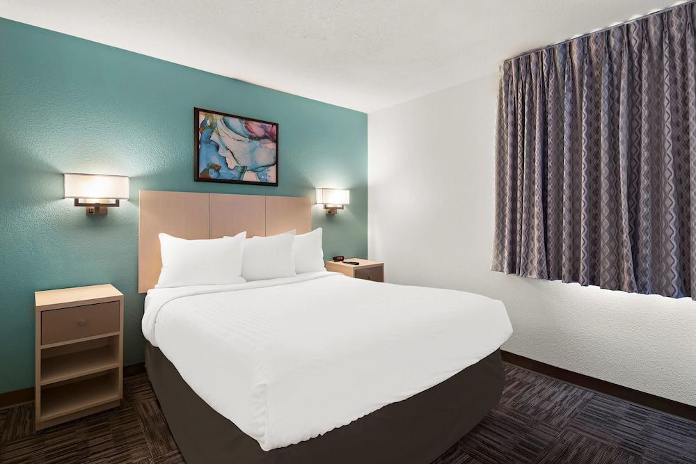 Suite, 1 Queen Bed with Sofa bed, Non Smoking