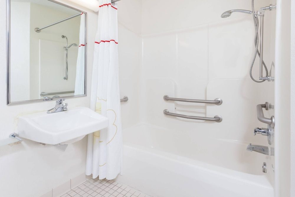 Room, 1 Queen Bed, Accessible, Non Smoking (Accessible Tub)