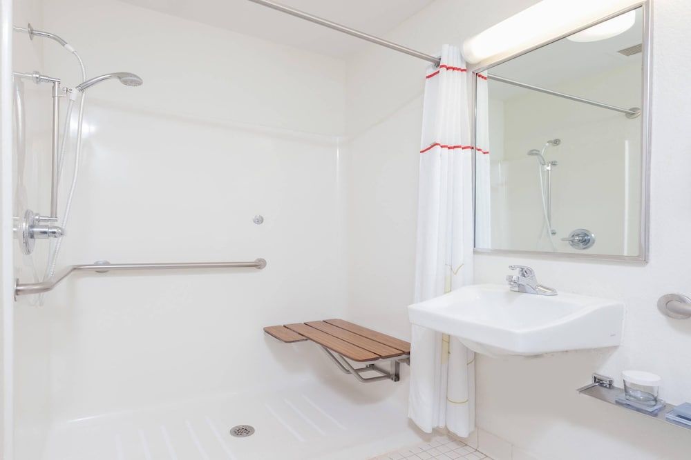 Room, 1 Queen Bed, Accessible, Non Smoking (Roll-In Shower)