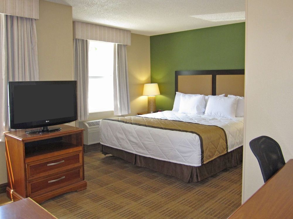 Deluxe Studio, 1 King Bed, Non Smoking