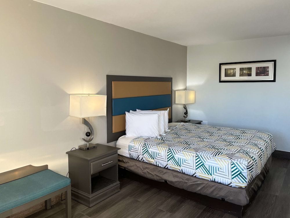 Deluxe Room, 1 King Bed, Smoking, Refrigerator & Microwave