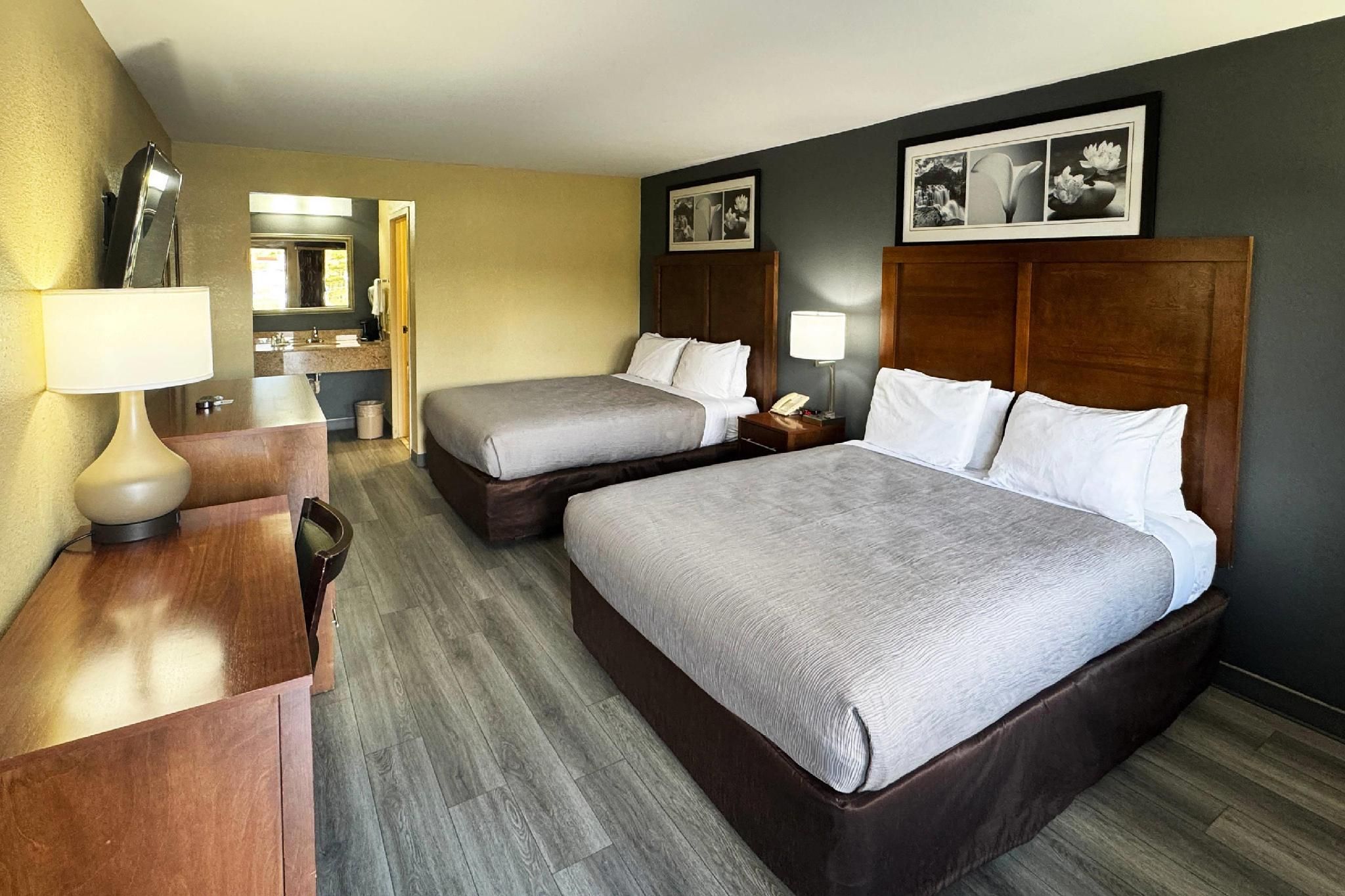 2 Queen Beds, Smoking