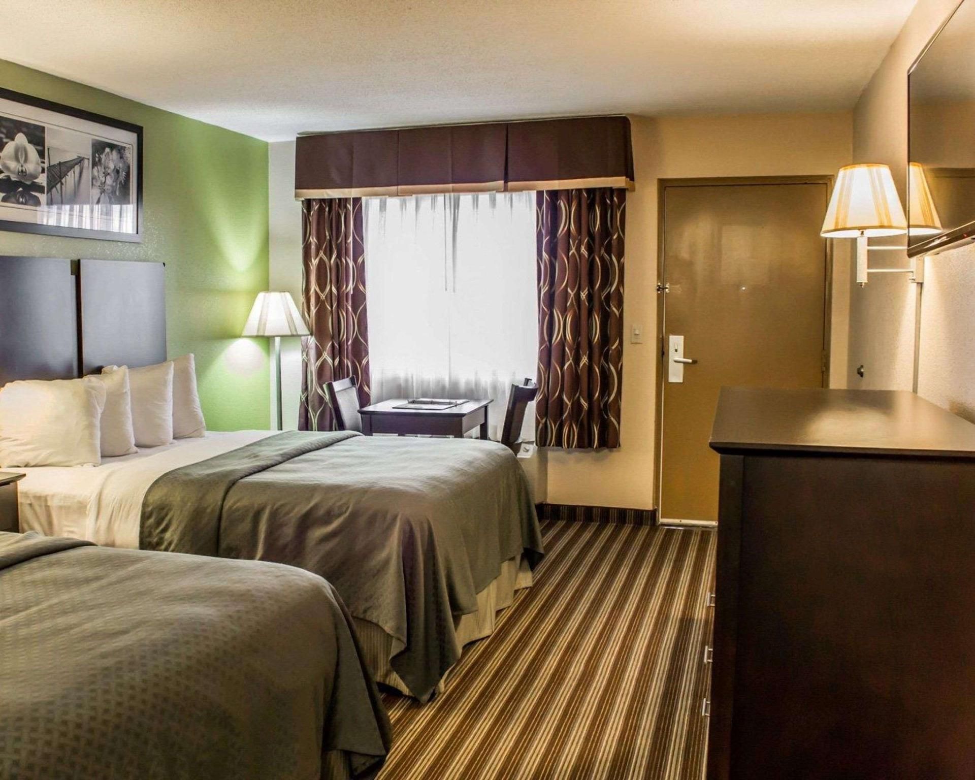 Upper Floor Room with 2 Queen beds - No Smoking