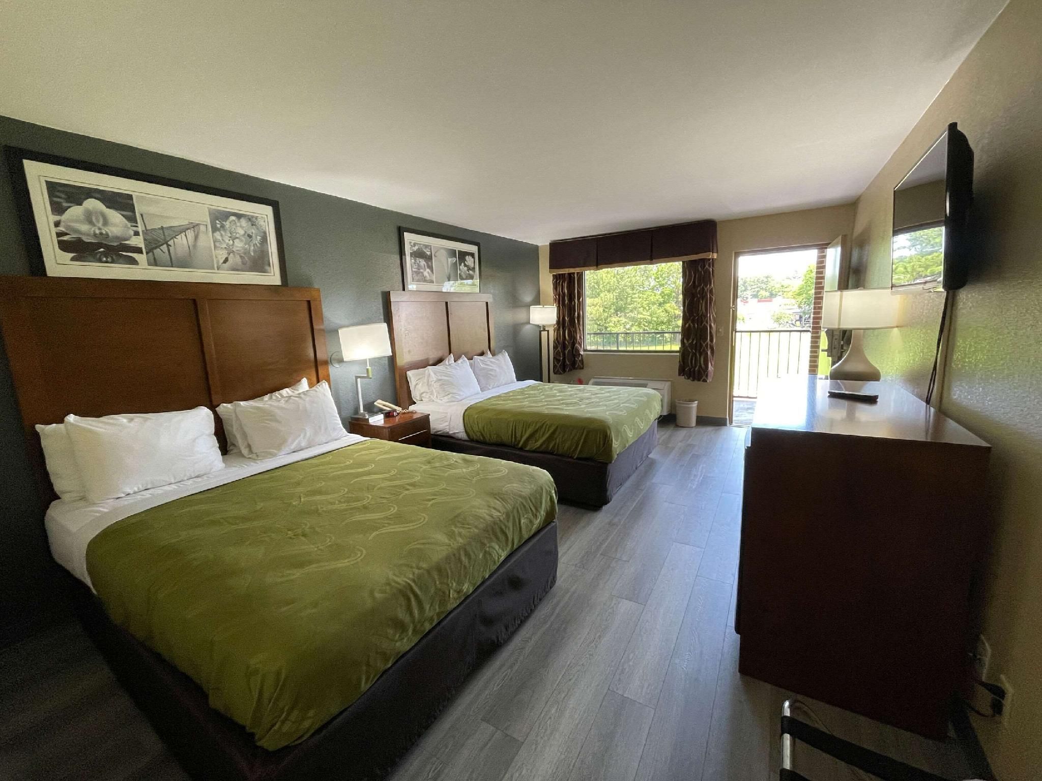 2 Queen Beds, Smoking