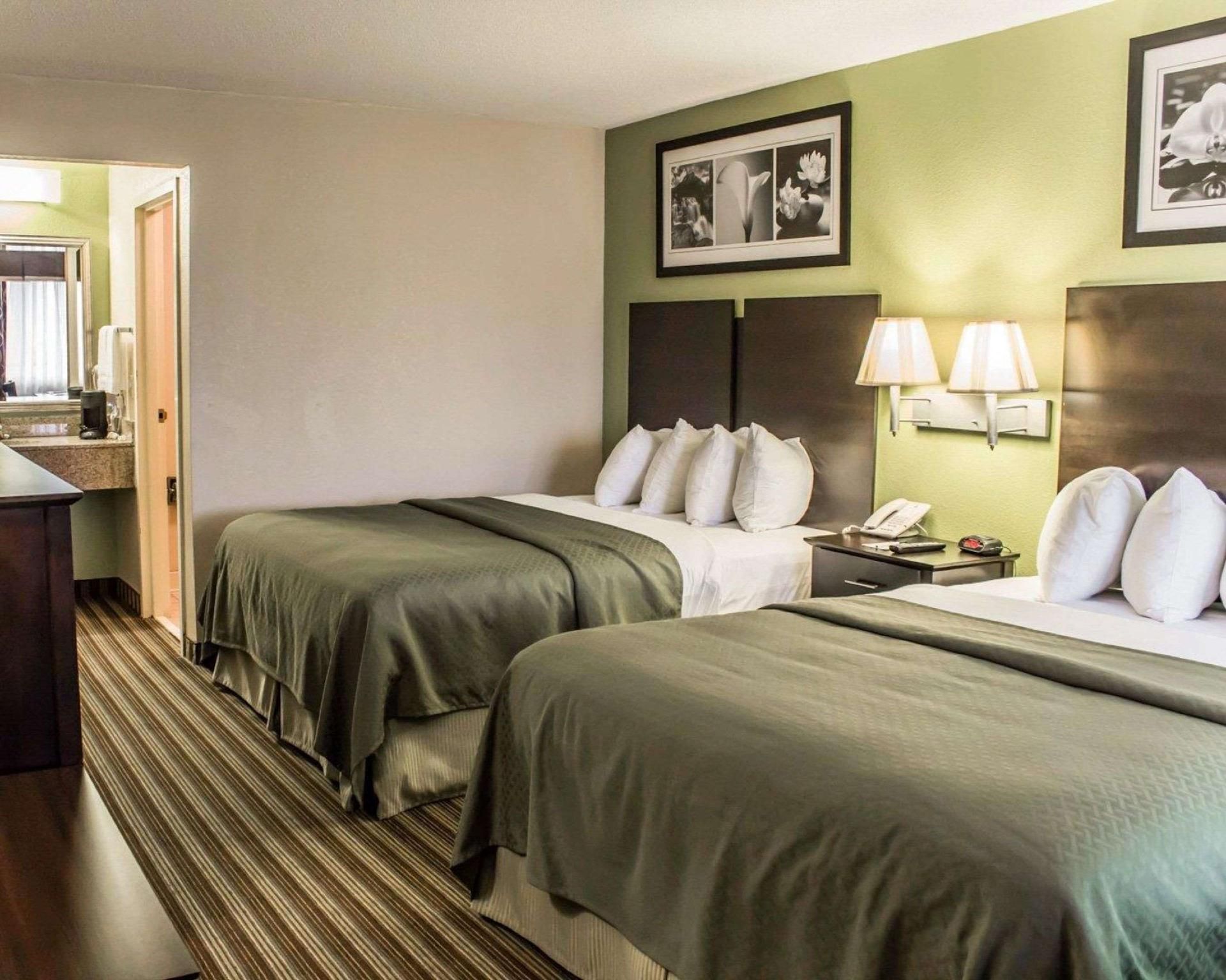 Upper Floor Room with 2 Queen beds - No Smoking