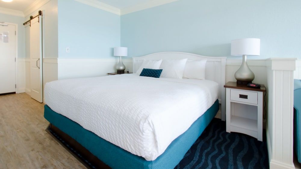 John Yancey Oceanfront Inn Deluxe Room, 1 King Bed, Balcony, Partial Ocean View