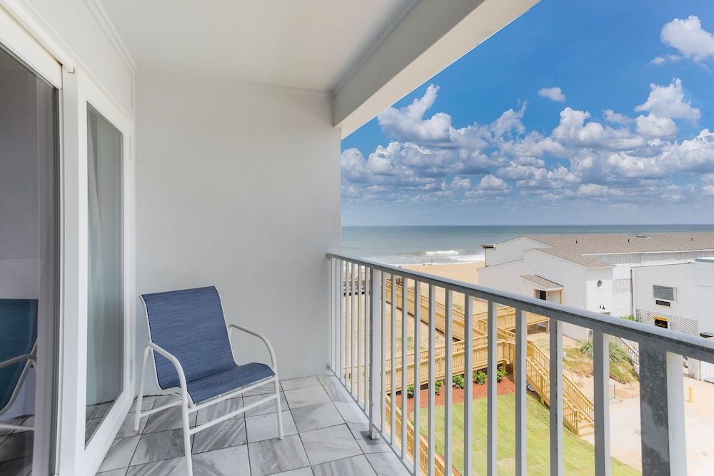 John Yancey Oceanfront Inn Deluxe Room, 1 King Bed, Balcony, Partial Ocean View 5